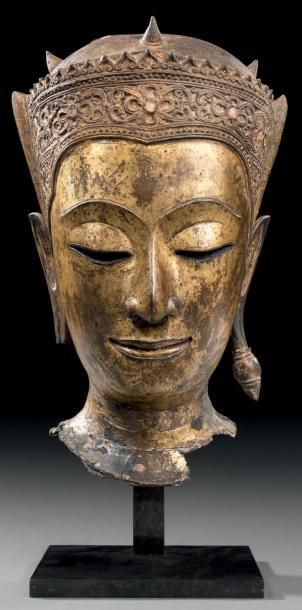 null TÊTE DE BOUDDHA Thaïlande, école d'Ayutthaya, XVIIIème siècle Bronze laqué or...