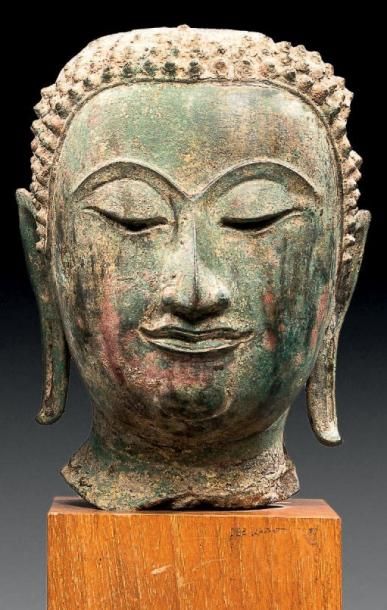 null TÊTE DE BOUDDHA THAILANDE - XVIIIème siècle Bronze à patine verte à traces de...