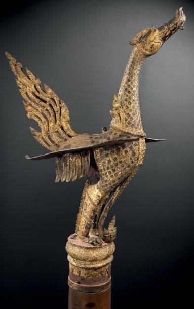 null CHOFA THAILANDE, XIXème siècle Bronze laqué or en forme d'oiseau posé élancé,...