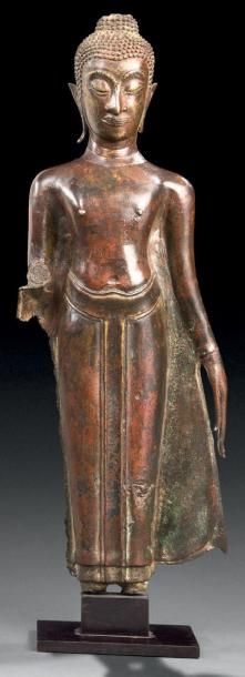 null STATUETTE DE BOUDDHA THAILANDE - XIXème siècle Debout en bronze à patine brune,...