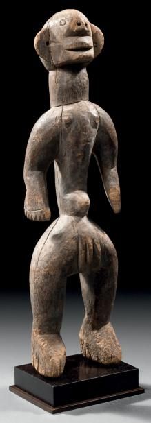 null STATUETTE REPRÉSENTANT UNE FEMME PORTANT UN ENFANT Peuple Montol, Nigéria Bois...