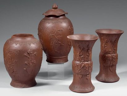 Allemagne Garniture composée de deux vases cornets et deux vases en grès brun, décorés...