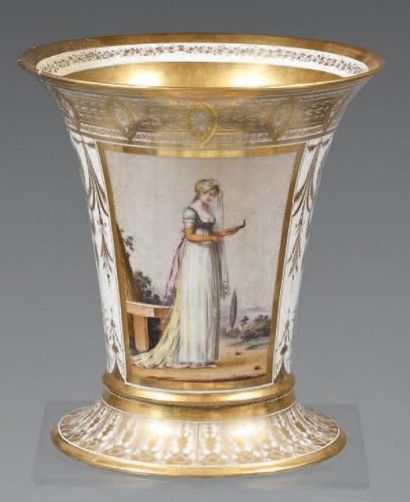 PARIS Important vase cornet et son présentoir, décor polychrome et or de femmes vêtues...