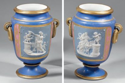 HAVILAND, Limoges Paire de vases à fond bleu, anses formées d'anneaux perlés, décor...