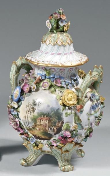 Allemagne Vase couvert de forme rocaille, anses et prise du couvercle en forme de...