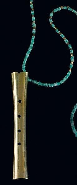 null COLLIER décoré d'un ornement formant flûte Culture Chimu, Pérou 1200 à 1400...