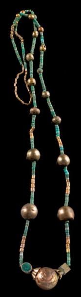 null COLLIER Culture Huari, Sud du Pérou 700 à 800 après J.-C. Perles de turquoise...
