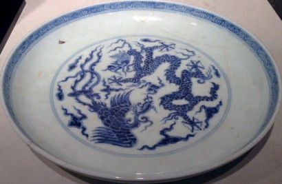 null PLAT CIRCULAIRE À DÉCOR DE DRAGON Chine Porcelaine décorée en bleu sous couverte...