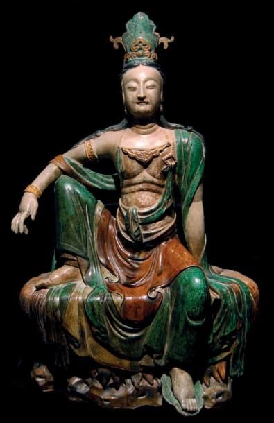 null GUANYIN Chine, Dynastie Ming (1368 - 1644) En grès émaillé vert, et brun, Guanyin...
