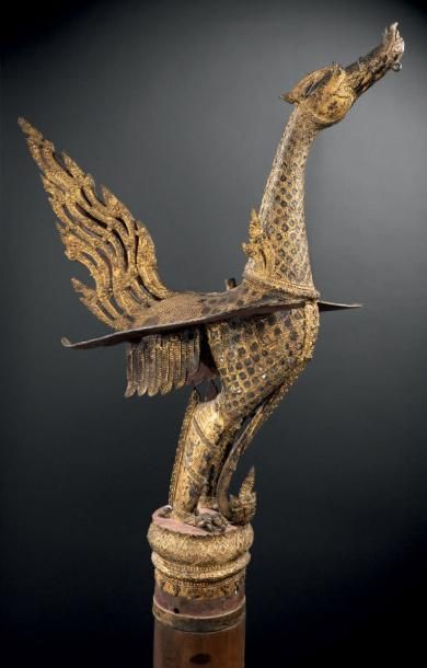 null STATUETTE DE DIVINITÉ Thaïlande, vers 1900 Bronze laqué or, debout, à huit bras...