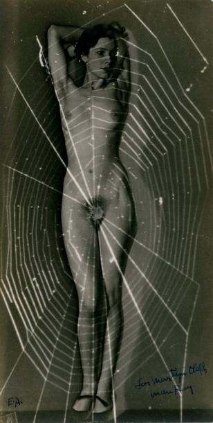 Man Ray SPIDERWOMAN. PHOTOGRAPHIE ORIGINALE SIGNÉE. Circa 1960. 25,4 x 12,8 cm, sous...