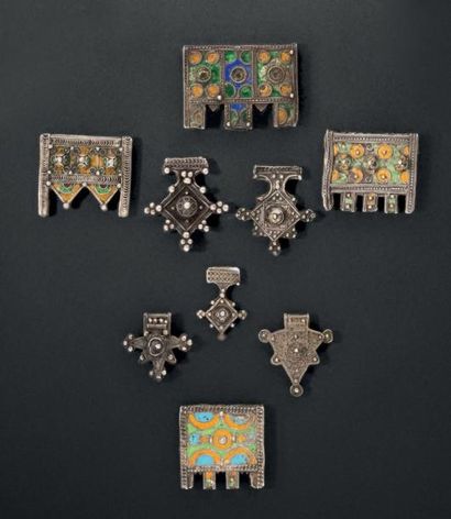 null PENDENTIFS Bani/ Anti-Atlas Argent et émaux Ensemble de quatre pendentifs, boîtes-amulettes...