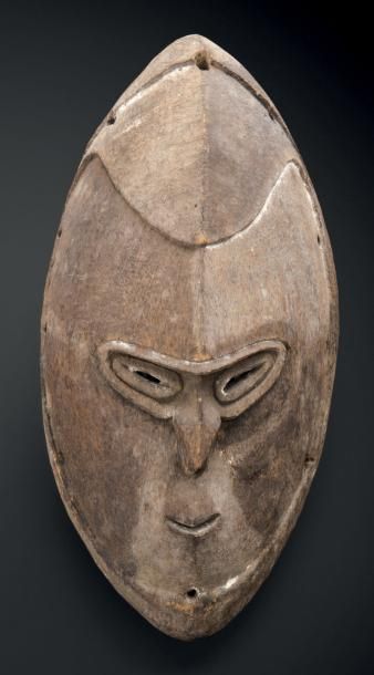 null MASQUE, RÉGION DU BAS-SÉPIK Papouasie, Nouvelle Guinée Bois mi-dur, traces de...