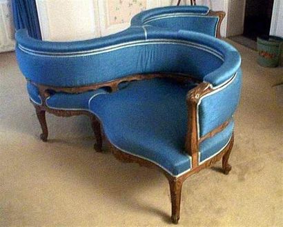 null Un fauteuil "indiscret" en bois naturel sculpté d'acanthes et coquilles époque...