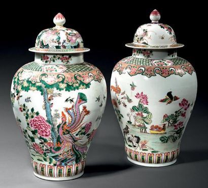 CHINE - XIXe siècle BELLE PAIRE DE POTICHES COUVERTES de forme balustre en porcelaine...
