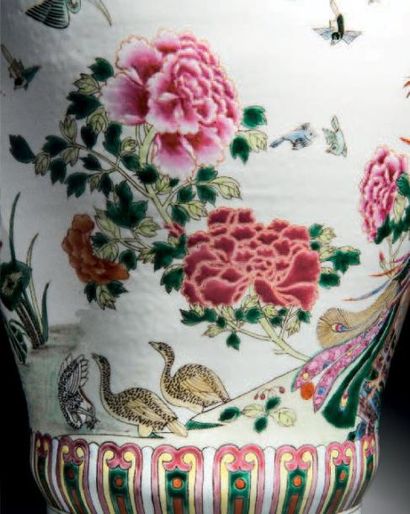 CHINE - XIXe siècle BELLE PAIRE DE POTICHES COUVERTES de forme balustre en porcelaine...