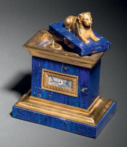 null ENCRIER STÈLE en placage de lapis lazuli et bronze ciselé et doré, sur une base...