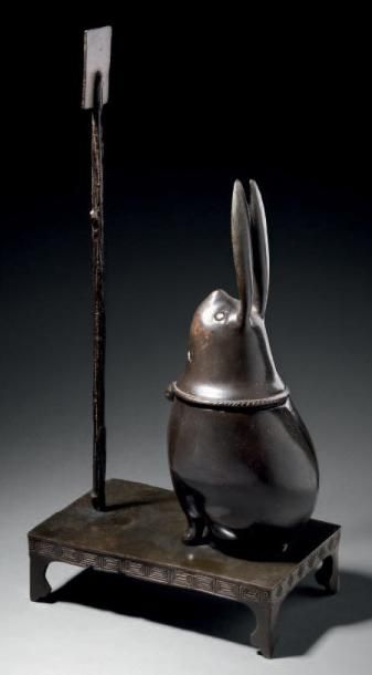 CHINE BRÛLE-PARFUM en bronze à patine brune, en forme de lapin assis, la tête formant...