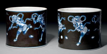 CHINE PAIRE DE PORTE PINCEAUX "BITONG" en porcelaine émaillée noir décorée en bleu...