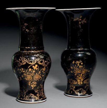 CHINE PAIRE DE VASES "YENYEN" en porcelaine émaillée noir décorée en émail or de...