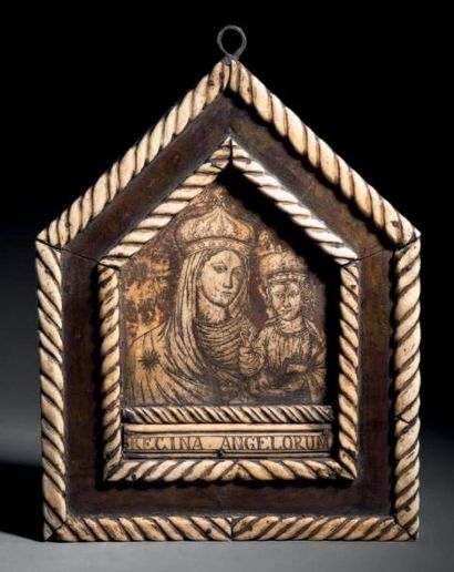 null TABLEAU en forme de gable en os gravé et bois représentant la Vierge à l'Enfant...