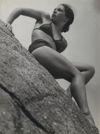 André STEINER La pente, Lily, Roscoff, 1933 tirage argentique, cachet du photographe...