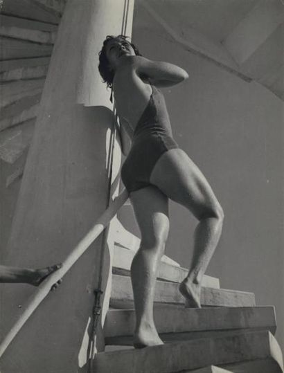 André STEINER Femme sur escalier, Lac Balaton, Hongrie, 1935 tirage argentique, cachets...