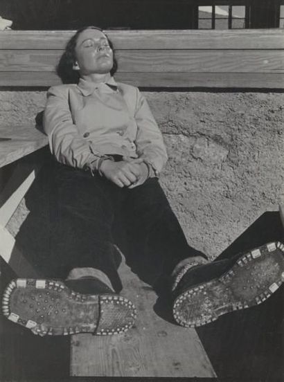 André STEINER Bain de soleil, Saint-Moritz, 1936 tirage argentique, cachet du photographe...