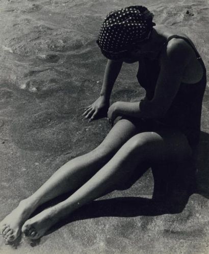 André STEINER Main dans le sable, Roscoff, 1933 tirage argentique, cachet du photographe,...