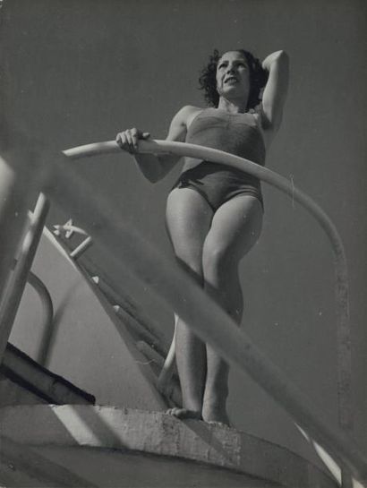 André STEINER Femme sur escalier, Lac Balaton, Hongrie, 1935 tirage argentique, cachet...