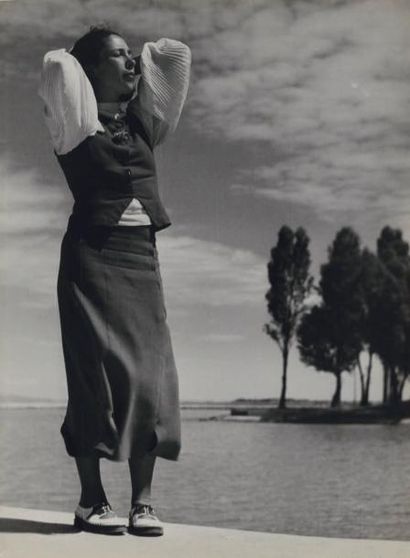 André STEINER Mode, Hongrie, 1935 tirage argentique, cachet du photographe et numéro...