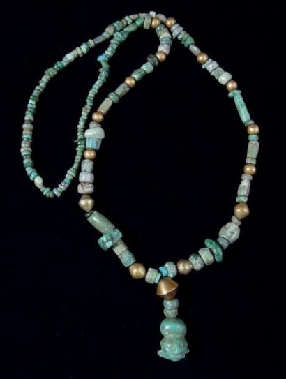 null Collier-pendentif decoré d'une tête Culture Chavin, Pérou Horizon ancien, 900...