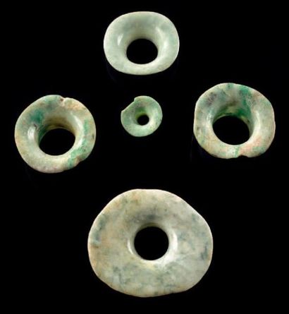 null Cinq éléments de boucles d'oreille Culture Maya, Guatemala Classique, 550 -...