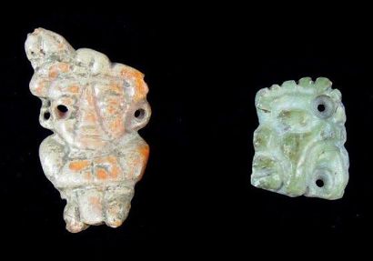 null Deux pendentifs anthropomorphes Culture Maya, Mexique Classique, 550 - 950 après...