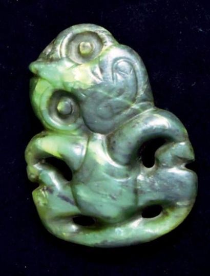 null Pendentif Hei Tiki Maori, Nouvelle Zélande Jade néphrite Tardif. H. 9,5 cm