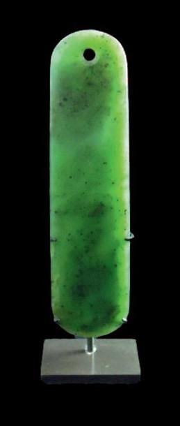 null Pendentif Maori, Nouvelle Zélande Jade néphrite H. 12,3 cm En forme de lame...