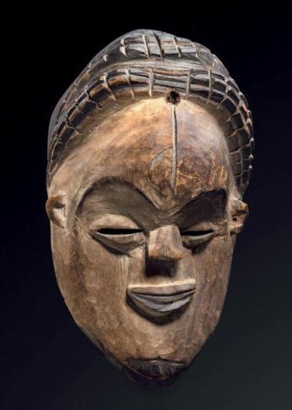 null Petit masque de danse Vuvi (?), Gabon Bois léger, kaolin H. 25 cm Provenance:...