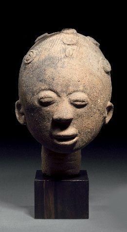 null Tête commémorative Ashanti, Ghana Terre cuite H. 27 cm Dolichocéphale, elle...