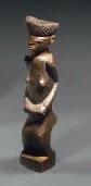 null Statuette Lwena, Angola Bois dur à patine brune L. 18 cm Effigie féminine au...
