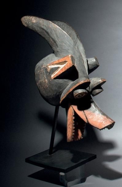 null Masque-casque suaga Mambila, Nigeria/Cameroun Bois dur, polychromie noire, blanche...