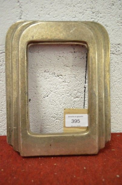 null Cadre à photo en métal repoussé sur une âme en médium; circa 1930; 14,6 x 9,7...