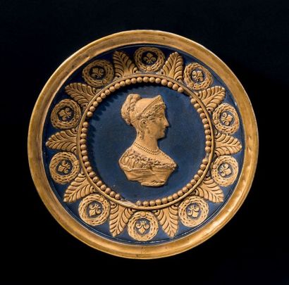 null MÉDAILLON ROND en biscuit figurant la Duchesse d'Angoulême en rehaut d'or sur...