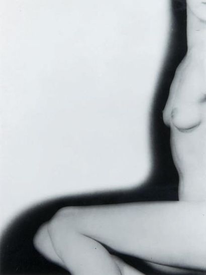 Man Ray NUSCH ELUARD NUE. PHOTOGRAPHIE ORIGINALE. 1935. 21,5 x 16 cm, sous encadrement....