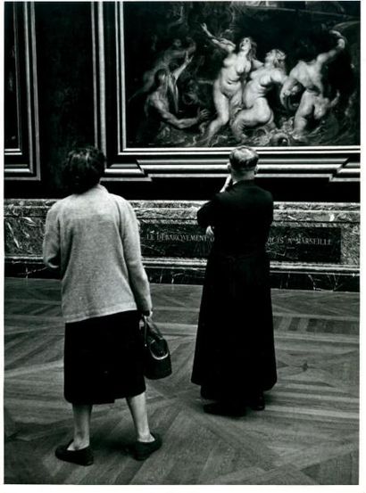 MARTIN André AU MUSÉE DU LOUVRE. PHOTOGRAPHIE ORIGINALE. Paris, circa 1955. 23 x...