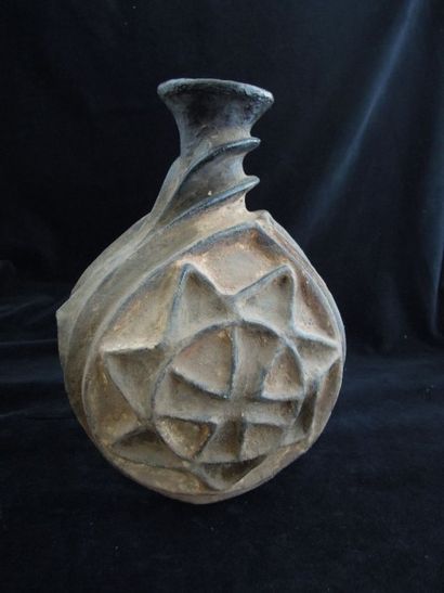 Vase, Afrique Vase, Afrique

Terre cuite à engobe brun foncé brillant, ocre et noir

H...