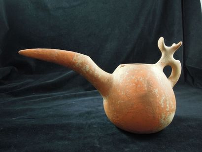 Vase libatoire à long bec Vase libatoire à long bec

Iran,; début du Ier millénaire...