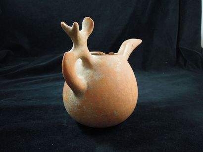 Vase libatoire à long bec Vase libatoire à long bec

Iran,; début du Ier millénaire...