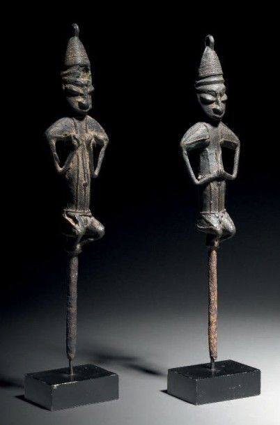 null COUPLE DE STATUETTES EDAN Peuple Yoruba, Nigeria Bronze et fer Fin du XIXe siècle...