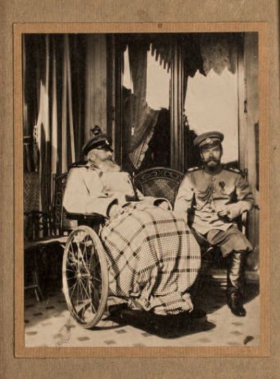 null Nicolas II de Russie avec le grand-duc Michel Nikolaévitch (1832-1909). Photographie....