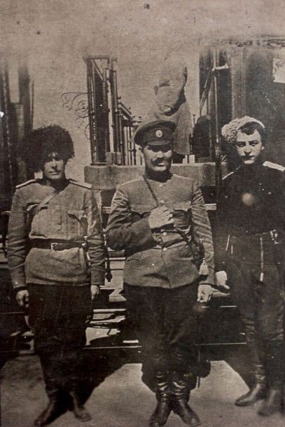 null Ataman Grigori Semenov (1890-1946) avec son adjudant et soldat d'ordonnance....